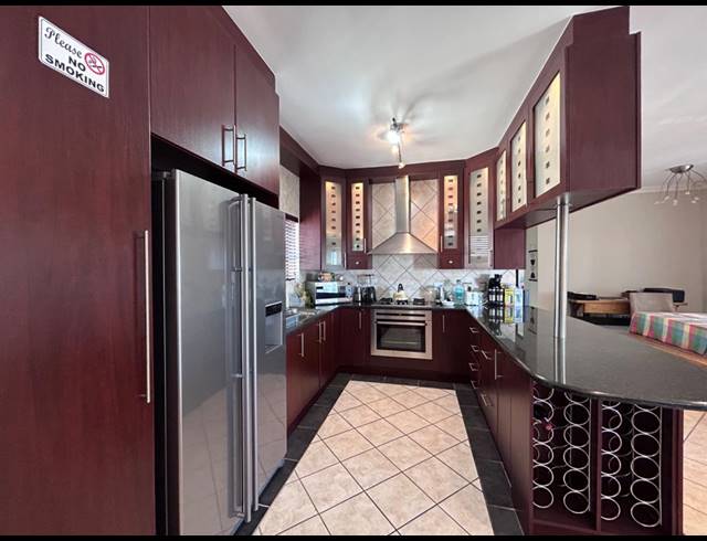 3 BEDROOM TOWNHOUSE FOR SALE IN JEFFREYS BAY CENTRAL